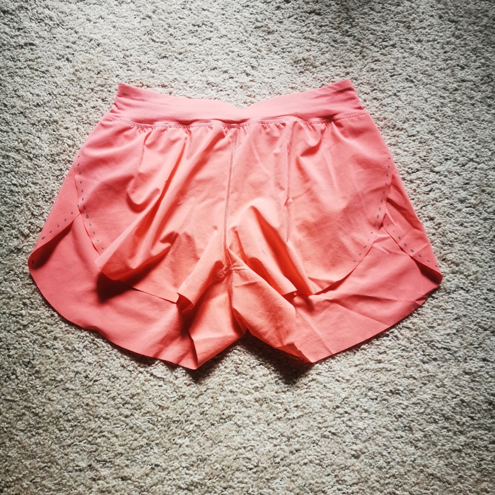 lululemon Find Your Pace Short sz 4 raspberry cream like new